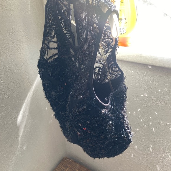 NWOT Beautiful sequined top - Picture 4 of 7